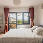 Sunny & Vibrant Apartment