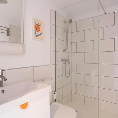 Sunny & Vibrant Apartment